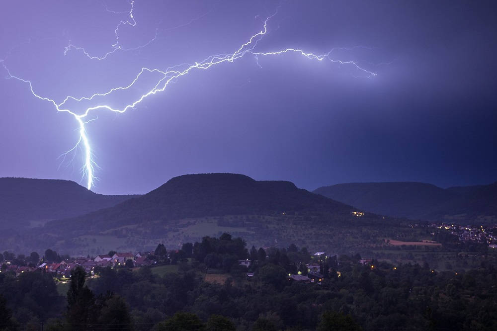 Reutlingen: Gewitter über der Stadt, mit seiner Ferienwohnung, Pension, Unterkunft und seinem Monteurzimmer